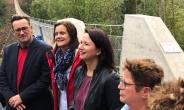 Zu Gast zur Einweihung der Hängeseilbrücke: (v.l.n.r.) Steffen Sauerbier Bürgermeister Rossleben-Wiehe; Antje Hochwind-Schneider; Landrätin Kyffhäuserkreis; Anja Siegesmund, Thüringer Umweltministerin; Dagmar Dittmer, Vorsitzende des Vereins Hohe Schrecke.